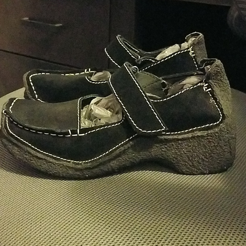 Yellow Bos (BOX? )  black shoes. SZ 7